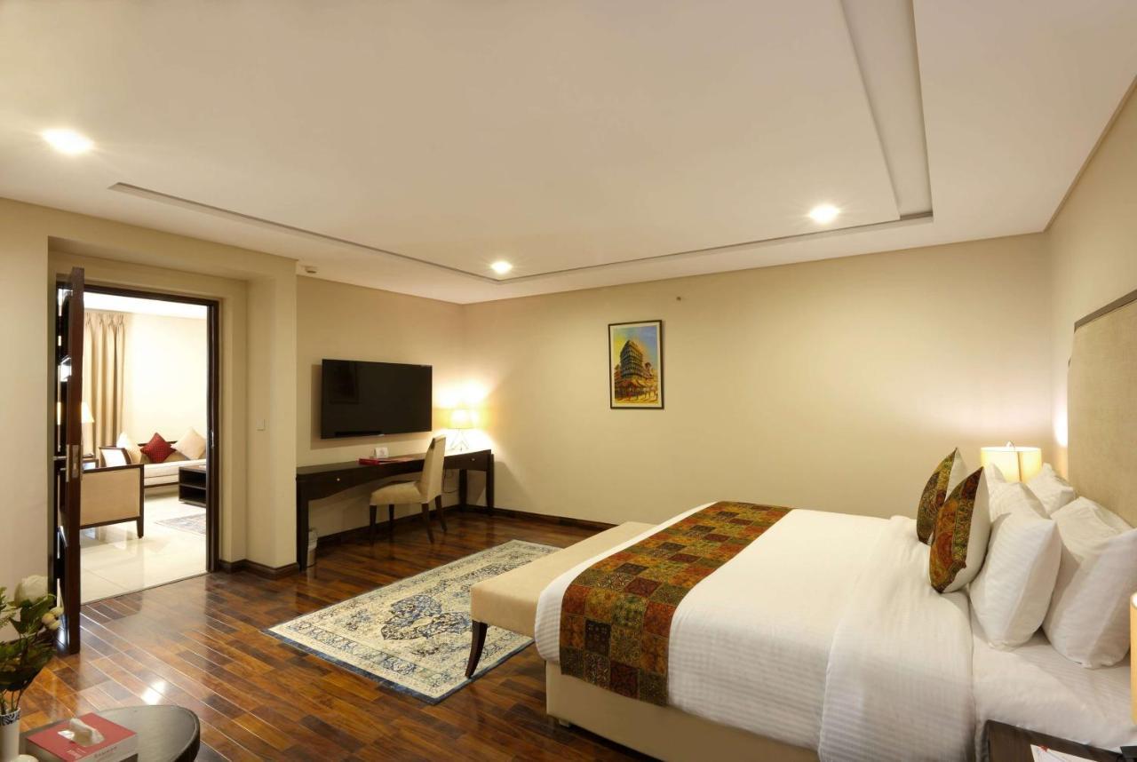 Ramada By Wyndham Lahore Gulberg II Hotel Luaran gambar