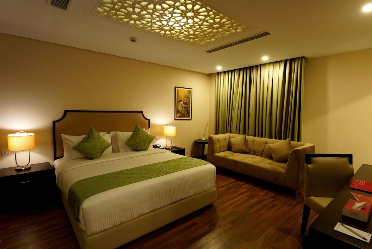 Ramada By Wyndham Lahore Gulberg II Hotel Luaran gambar