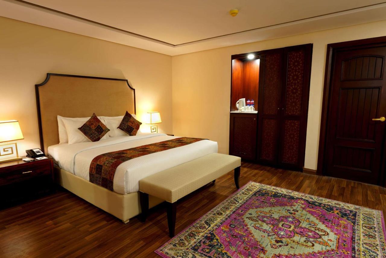 Ramada By Wyndham Lahore Gulberg II Hotel Luaran gambar