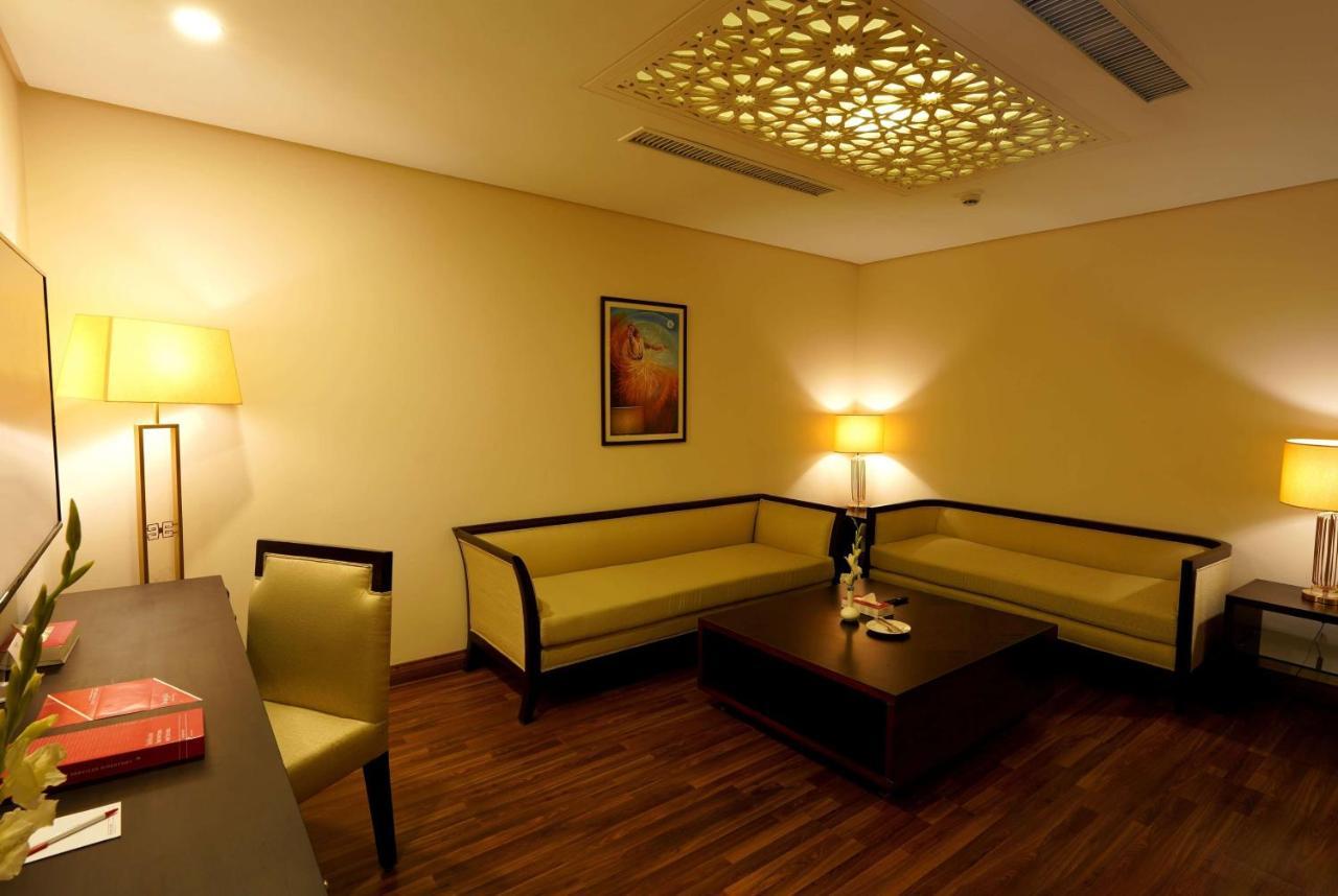 Ramada By Wyndham Lahore Gulberg II Hotel Luaran gambar